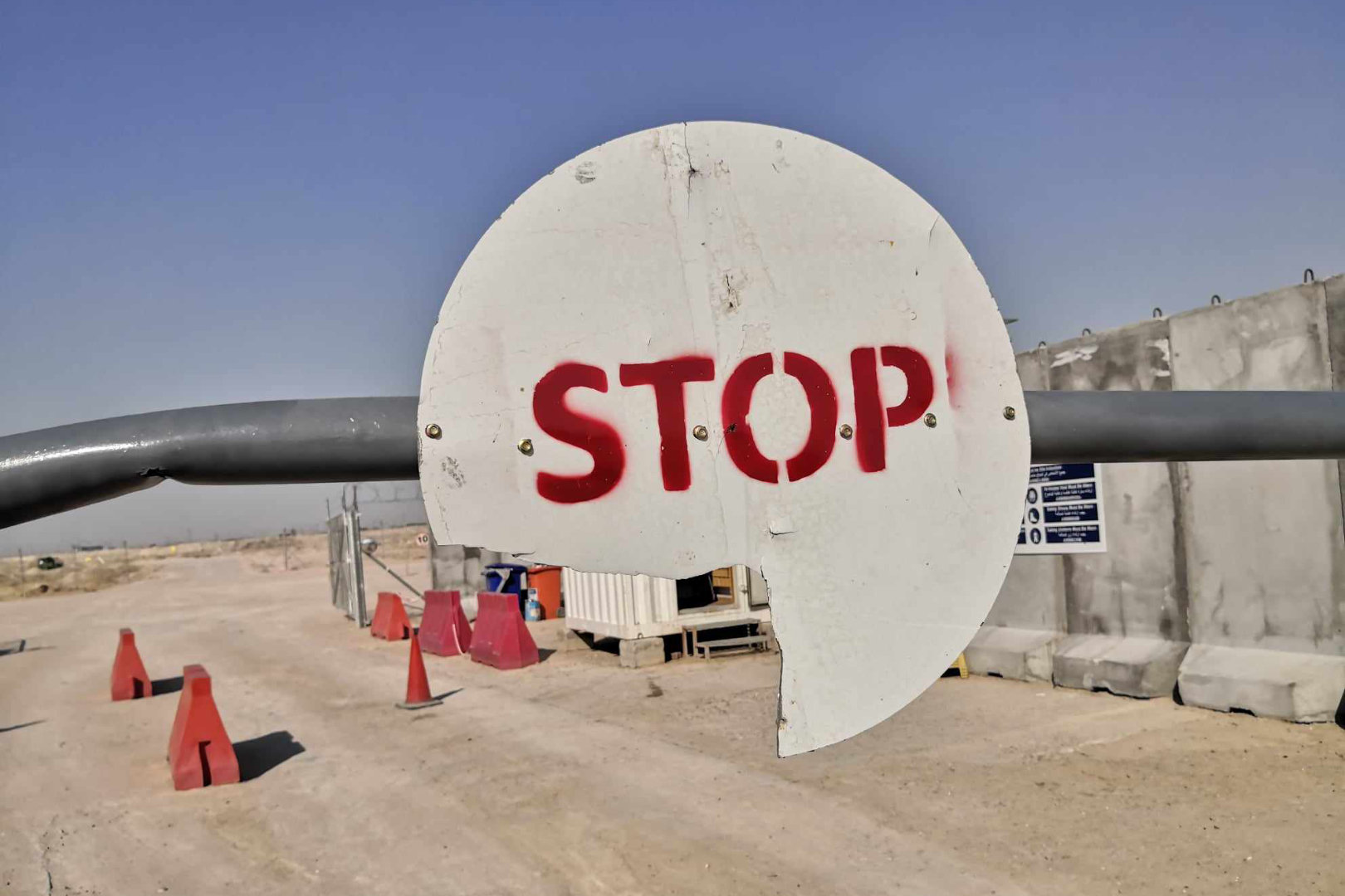 Stoppschild an einem gesicherten Betriebsgelände